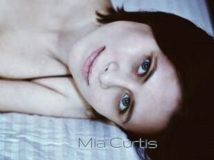 Mia_Curtis